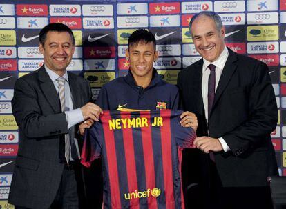 Neymar Jr. recebe camiseta de dirigentes do Barça em sua apresentação, em junho de 2013.