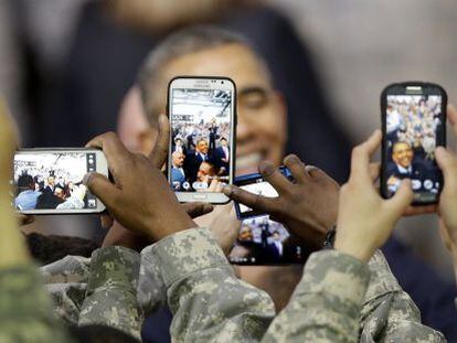 Soldados fotografam o presidente Obama na Coreia do Sul.
