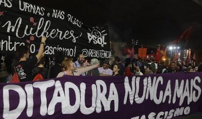 Faixa contra Bolsonaro exibida durante manifestação na quarta-feira.