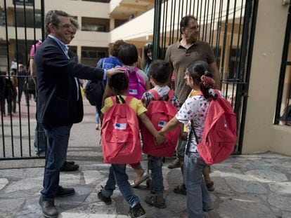 Crianças refugiadas chegam na segunda-feira a um colégio público de Atenas.