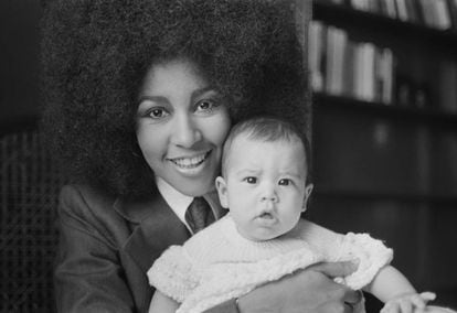 A cantora e atriz Marsha Hunt posa com sua filha Karis, em 1971. Mick Jagger se negou a admitir a paternidade até ser obrigado a isso por uma sentença judicial.