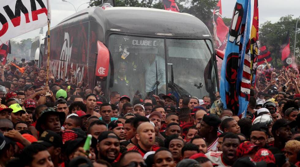Ônibus com a delegação é cercado pela torcida rubro-negra.