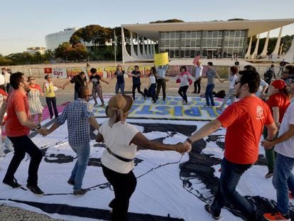 Manifestantes celebram afastamento de Cunha.
