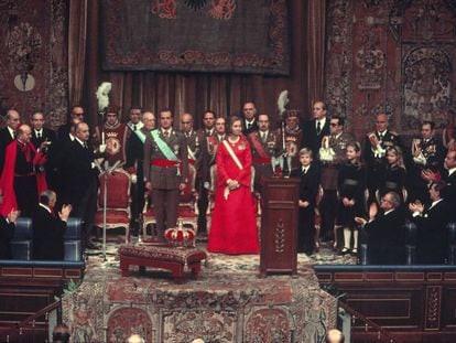 Coroação dos Reis nas Cortes franquistas, em 22 de novembro de 1975.