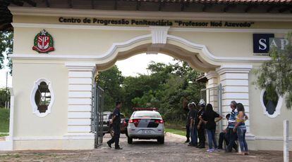 Movimentação em frente ao Centro de Progressão Penitenciária em Bauru.