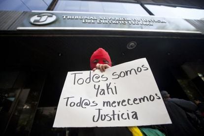 Um manifestante apoia Yakiri em tribunal do México.