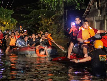 Resgate dos moradores de Davao, na ilha filipina de Mindanao.