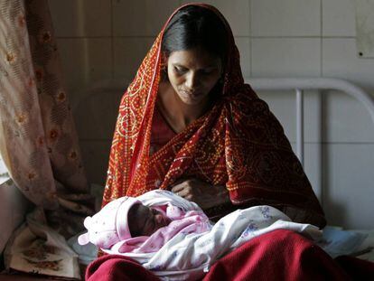 Mãe indiana com sua recém-nascida na cidade indiana de Lucknow.