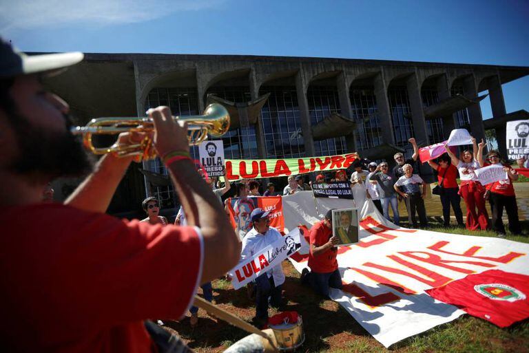 Apoiadores do ex-presidente Lula protestam nesta segunda-feira contra Sergio Moro em frente ao Ministério da Justiça, em Brasília.