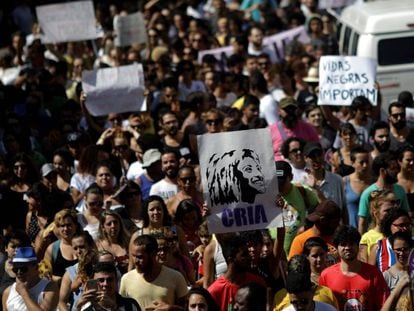 Manifestantes realizam marcha no Complexo da Maré, no Rio, em repúdio ao assassinato da vereadora Marielle Franco (PSOL). 