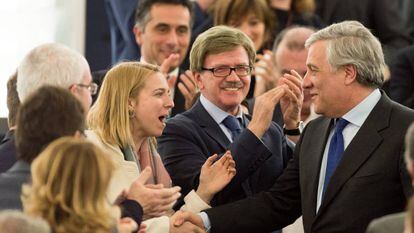 Antonio Tajani, o novo presidente do Parlamento Europeu, é cumprimentado pelos membros do seu grupo.