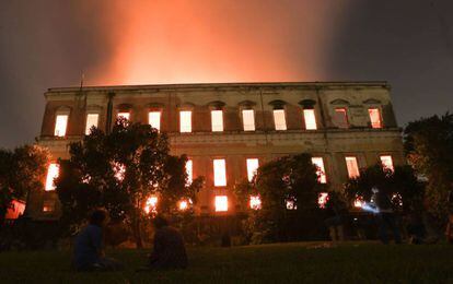 Imagem do Museu Nacional em chamas no último domingo (2).