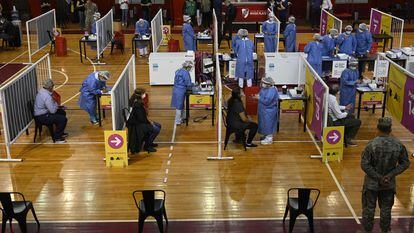 Profissionais de saúde são vacinados com a Sputnik V em uma quadra de basquete em Buenos Aires.
