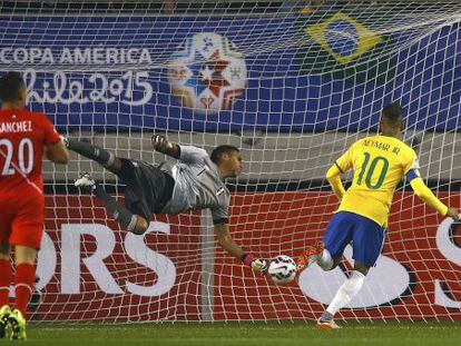 Neymar marca primeiro gol. 