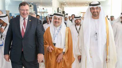 O sultão Ahmed al Jaber (dir.), com outros participantes da feira ADIPEC.