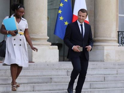 Macron sai do Elíseo com uma de suas assessoras, Sibeth Ndiaye.