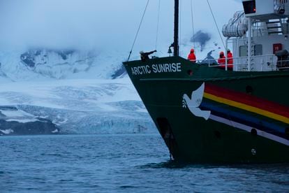 O navio Arctic Sunrise, na Antártida.