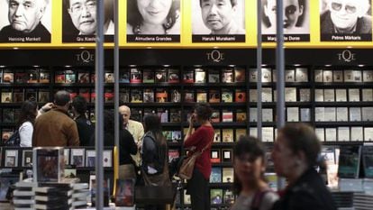 Visitantes em um expositor da Feira do Livro de Buenos Aires.
