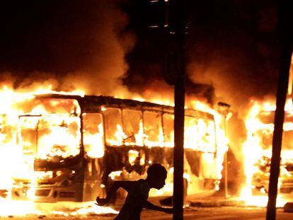 Ônibus foram incendiados em confronto entre manifestantes e policiais.