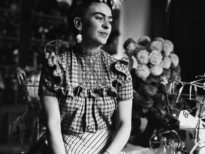A pintora mexicana Frida Kahlo foi um símbolo na luta por superar o papel das mulheres de seu tempo. Nascida no início do século XX, Kahlo contraiu a doença da poliomielite e teve, tempo depois, um grave acidente do qual demorou em se recuperar, após passar por várias operações cirúrgicas.