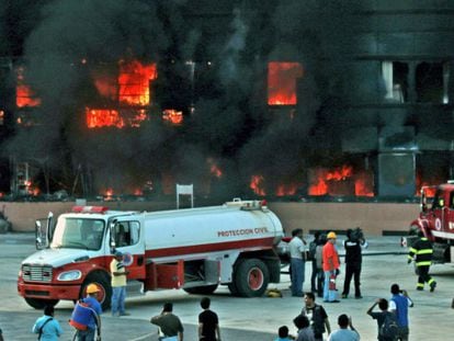 Os bombeiros tentam apagar as chamas que consomem o Palácio do Governo de Chilpancingo. Foto: Efe | Vídeo: Reuters