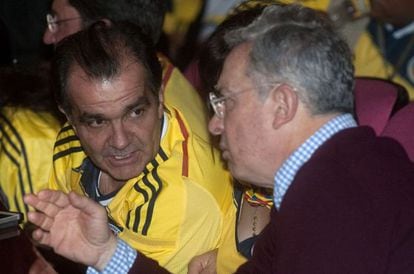 O candidato Zuluaga com o ex-presidente Álvaro Uribe, durante a partida da Colômbia na Copa.