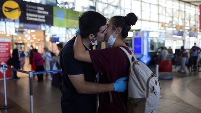 Um casal se beija no aeroporto de Santiago, no Chile.