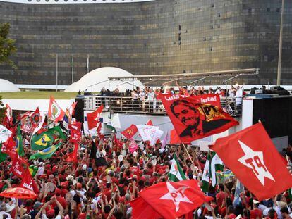Protesto de apoiadores de Lula em frente ao TSE, em Brasília.