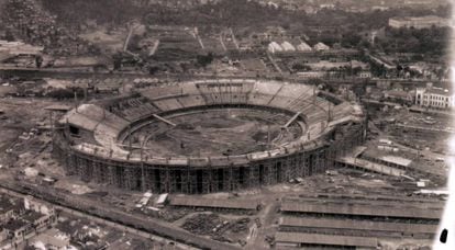 Estádio do Maracanã durante sua construção, em 1949