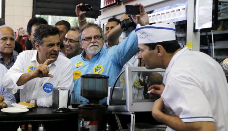 Aécio em uma padaria de São Paulo, no dia 3.