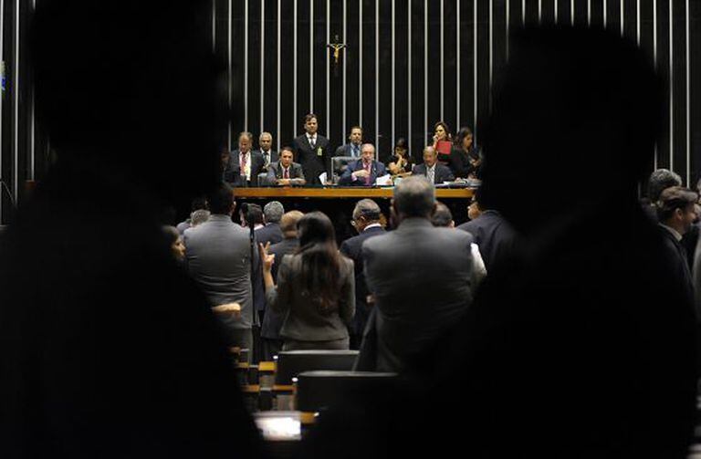 Cunha, ao fundo, na sessão desta terça-feira.