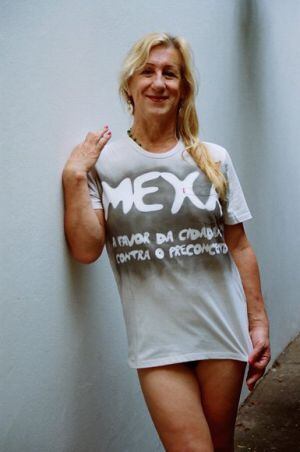 Laerte Coutinho com uma t-shirt do movimento LGTB Mexa.