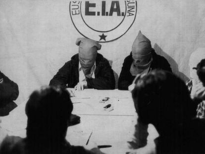 Membros do ETA em 22 de fevereiro de 1980, um dia após o atentado do Palácio de La Moncloa.