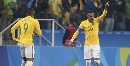 Neymar comemora gol do Brasil contra a Colômbia.