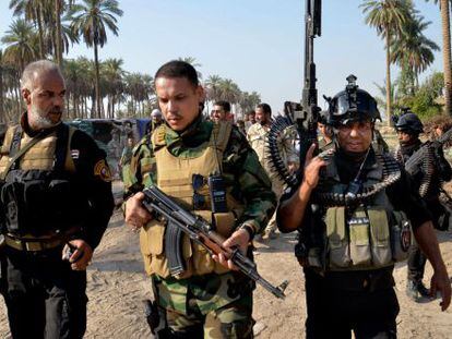 Forças iraquianas patrulham Jurf al-Sakhar, no sábado.