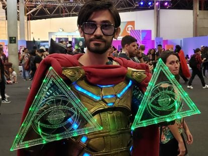 O designer e cosmaker Henrique Cavalcante, caracterizado como Mysterio, da Marvel.