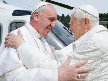 Bento XVI junto ao papa Francisco em 2013.