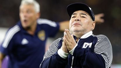 Maradona cumprimenta a torcida do time argentino do qual ocupa o cargo de treinador, o Gimnasia y Esgrima La Plata.