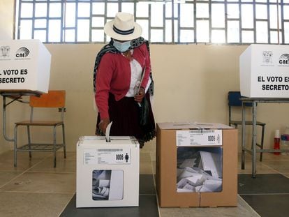Uma mulher vota na localidade equatoriana de Cuenca neste domingo, 7 de fevereiro.