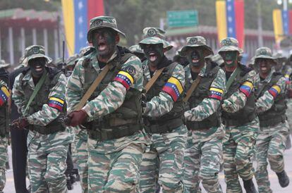 Desfile militar para comemorar a independência da Venezuela, em 5 de julho (fotografia cedida pela Agência Venezuelana de Notícias)