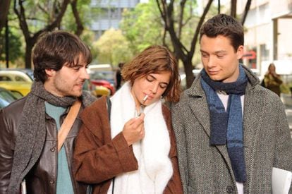 Biel Duran, Adriana Ugarte e Nilo Mur mantêm uma relação a três no filme 'Castillos de Cartón' (2008).