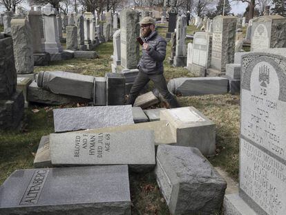 Cerca de 100 lápides foram atacadas no cemitério judaico de Mount Carmel, em Filadélfia.
