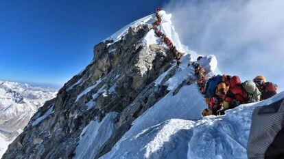 Alpinistas esperam sua vez para chegar ao cume do Everest, no dia 22 de maio.