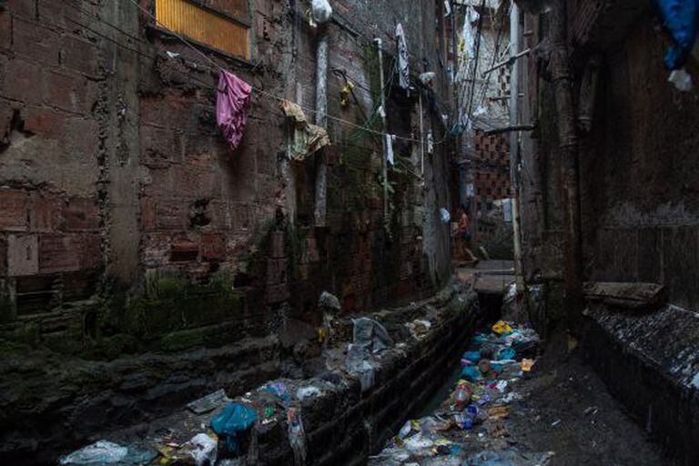 Vala de esgoto na Rocinha.
