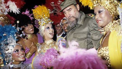 Fidel Castro cumprimenta dançarinas do Tropicana durante uma visita em 1986.