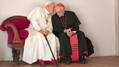 Bento XVI (Anthony Hopkins) e Francisco (Jonathan Pryce), em ‘Dois Papas’.