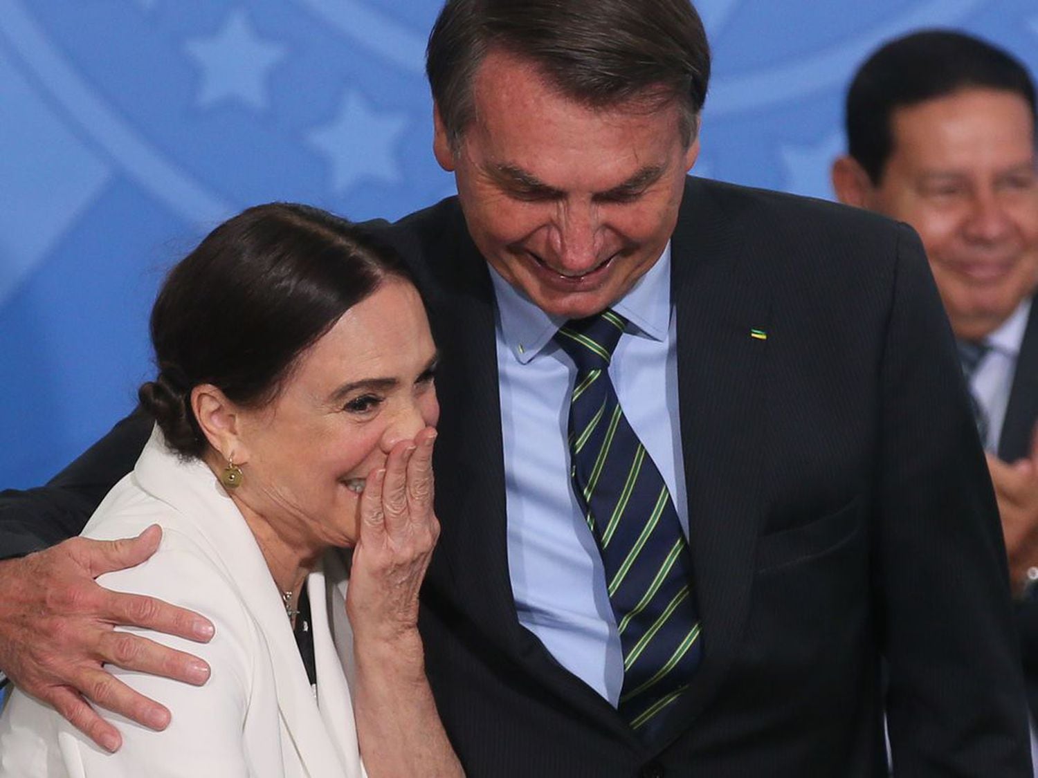 O presidente Jair Bolsonaro dá posse à secretária especial da Cultura do Ministério do Turismo, Regina Duarte