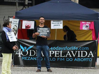 Celene Salomão, à esquerda, junto a outros integrantes do grupo “40 Dias Pela Vida SP”, pedem pelo fim do aborto em frente ao hospita.