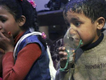 Crianças afetadas após um ataque com gás em Duma.