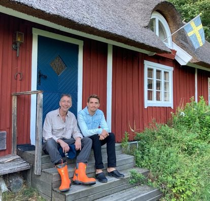 Os pesquisadores Svante Pääbo e Hugo Zeberg na semana passada, na cabana sueca em que realizaram seu estudo. ARQUIVO PESSOAL